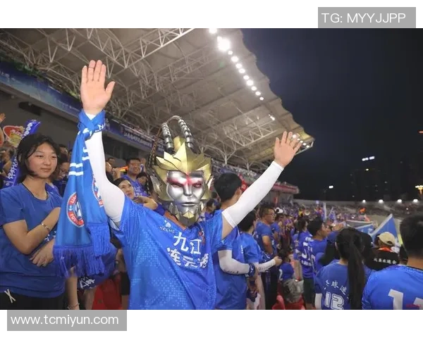 粉丝热情送手表给足球明星感动瞬间引发全场欢呼与祝福